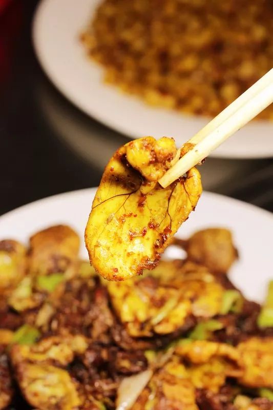 德惠炒玉米不同于整串上桌的烤玉米,整盘的玉米粒拿勺子挖着吃更方便.