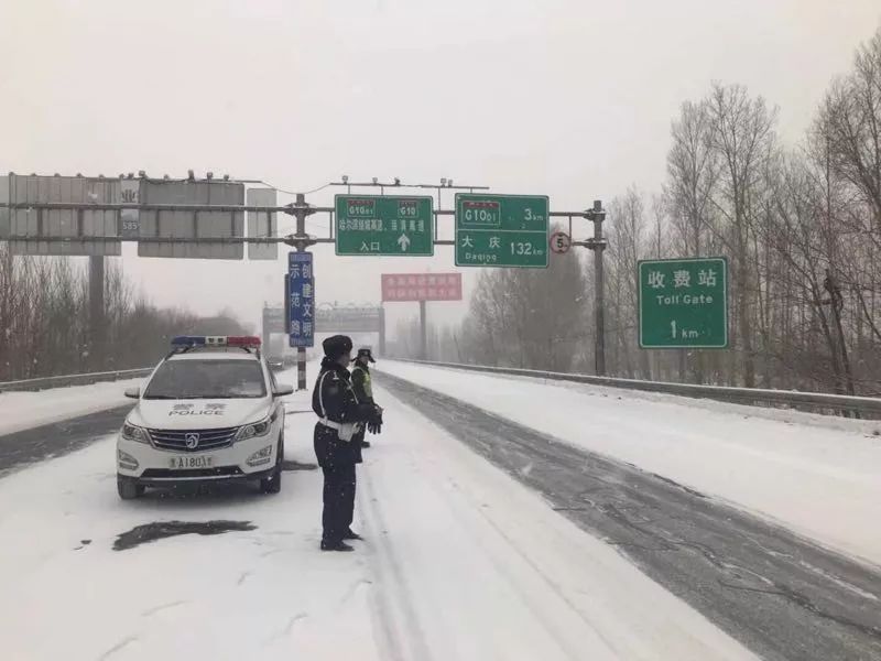 暴雪预警升级 | 哈市交警紧急发布181条坡路和易滑路段,机场高速限速