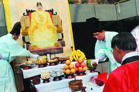 明玉珍在韩国的后代拜祭先祖