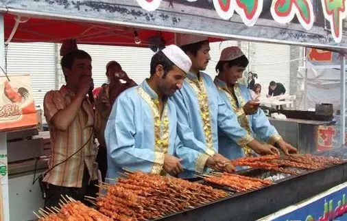 族擅长炮制牛羊肉 除了蒸,煮,酱之外最拿手的便是烤 卡瓦普(烤羊肉串)