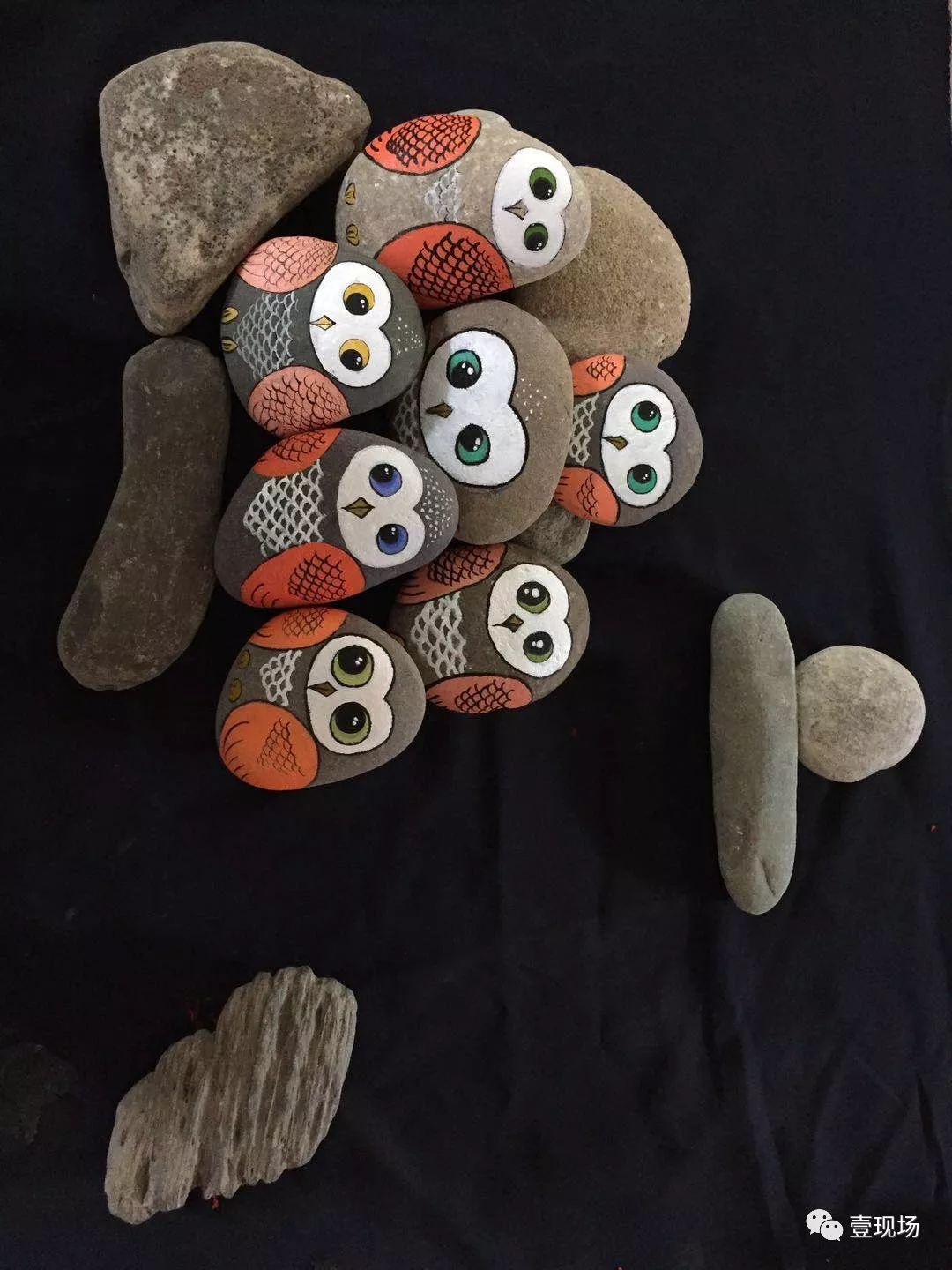 云南一乡村教师教孩子鹅卵石上作画:再坚硬的石头都能