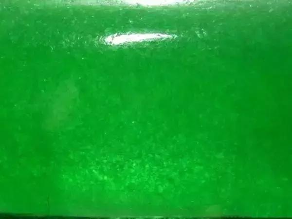 瓤状对光用10倍放大镜观察翡翠内部,绿色呈"丝瓜瓤状"(丝网状)分布,较