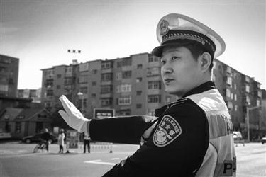锦州:交警工作十余年 既铁面也有柔情