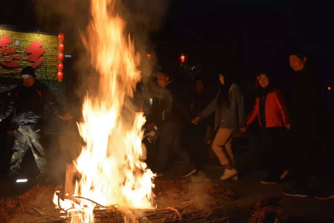 转起来一同祈福,象征一年红红火火,五谷丰登柏灵枝火周边围着高粱谷