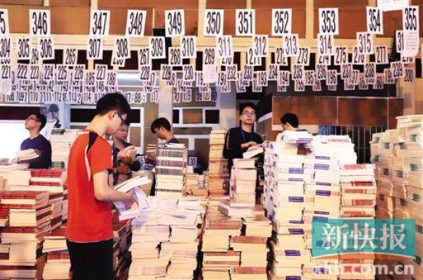 广州一高校推“教材超市”：学生扫码领教材最快不到30秒