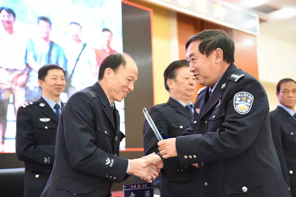 宣威市公安局举行民警光荣退休仪式,向老民警致敬!