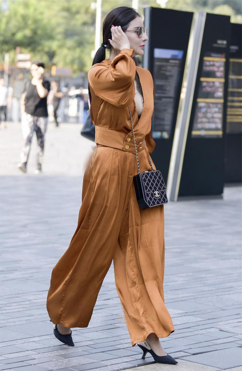 街拍:女王范十足的时尚美女, 一身金色阔腿裤套装气场