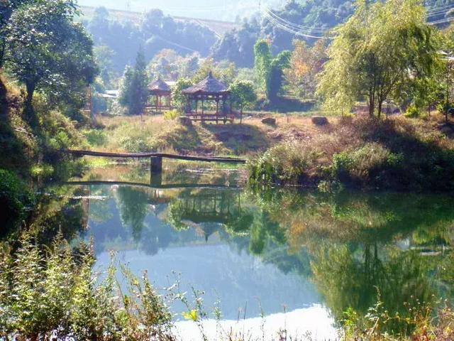 各种小池潭如珍珠洒落山间,把整个山谷点缀得生机勃勃,多姿多彩.