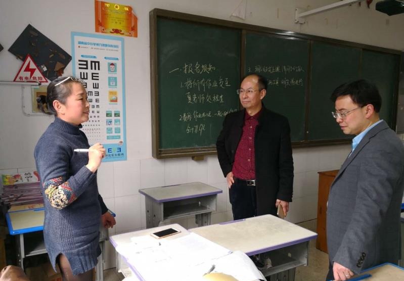 怀化市鹤城区教育局党委书记,局长张致才暗访河西学校开学工作