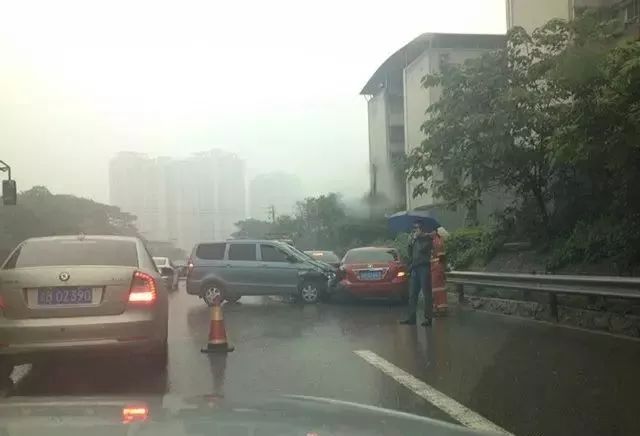 雨天路滑,大家开车请小心.