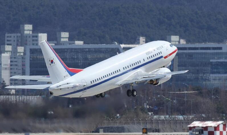 韩国总统文在寅特使团乘专机访问朝鲜
