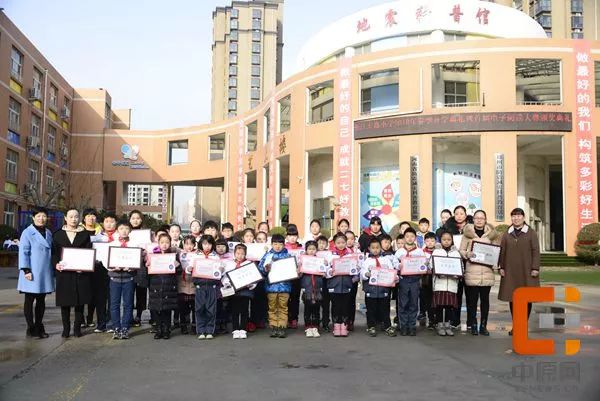 郑东新区聚源路小学西校区开学典礼上的雅慧好习惯养成倡议签名活动