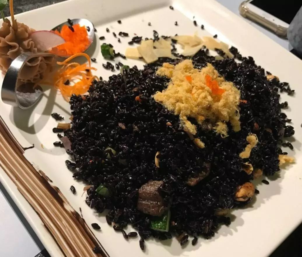 染色的黑暗料理不同那这款炒饭绝是杠杠的"黑暗料理"牛肉黑米炒饭人均