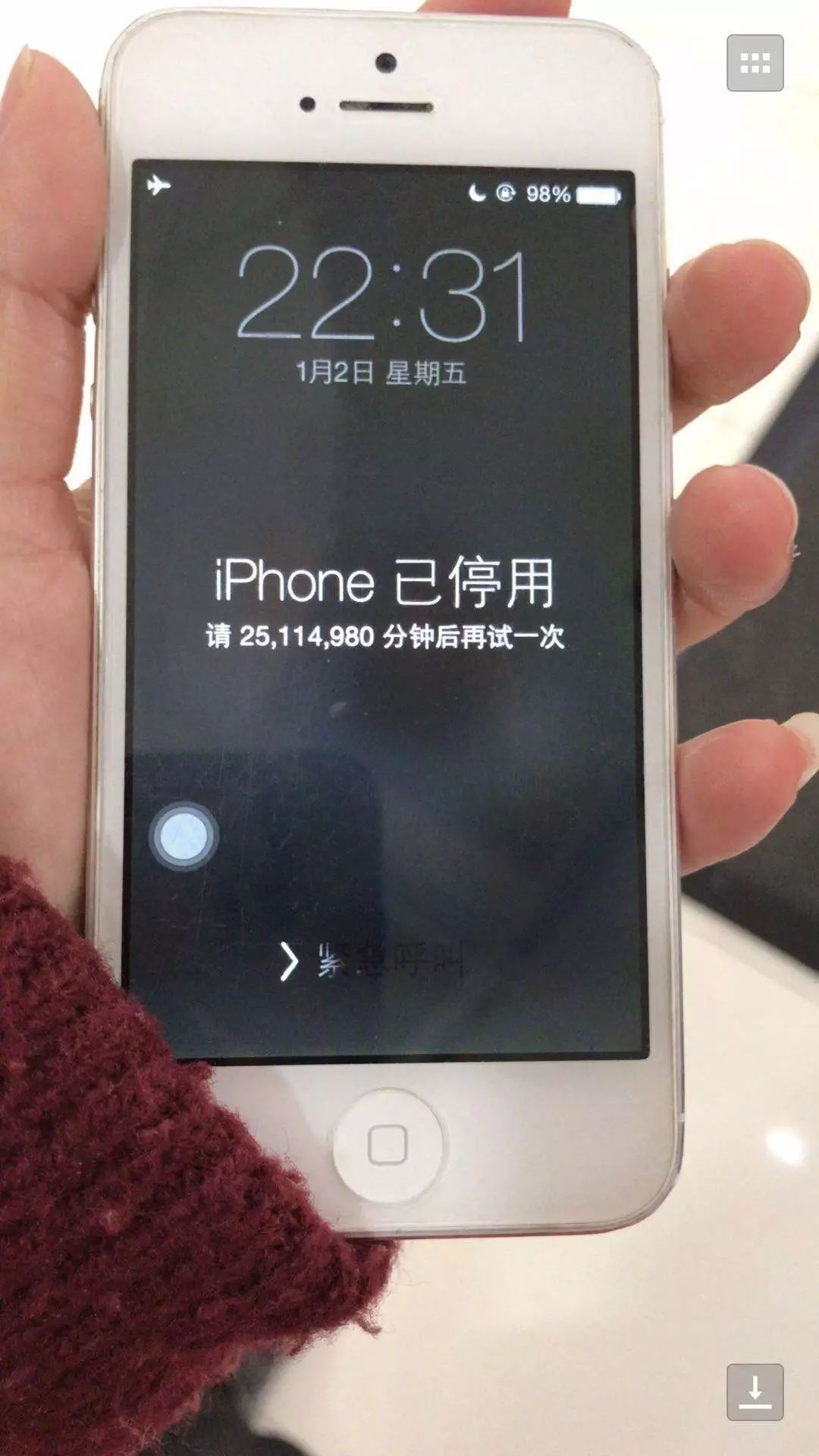 令人窒息的操作!孩子连续输错密码,妈妈iphone被停用47年