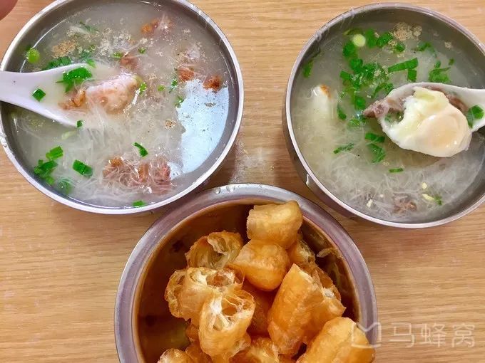 泉州的特色面线糊,可以配大肠煎蛋,醋肉虾仁油条……面线糊入口即化