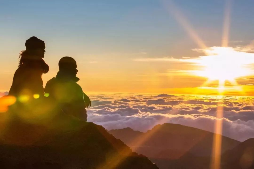旅游 正文  哈雷阿卡拉山顶看云海日出 哈雷阿卡拉在夏威夷语中意为"