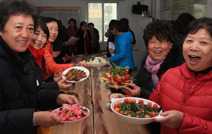 喜迎三八妇女节 社区居民烹饪看家菜厨艺打擂台