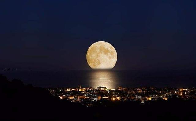 诗词赏析望月怀古如此思念的你也再看同一轮月亮吗