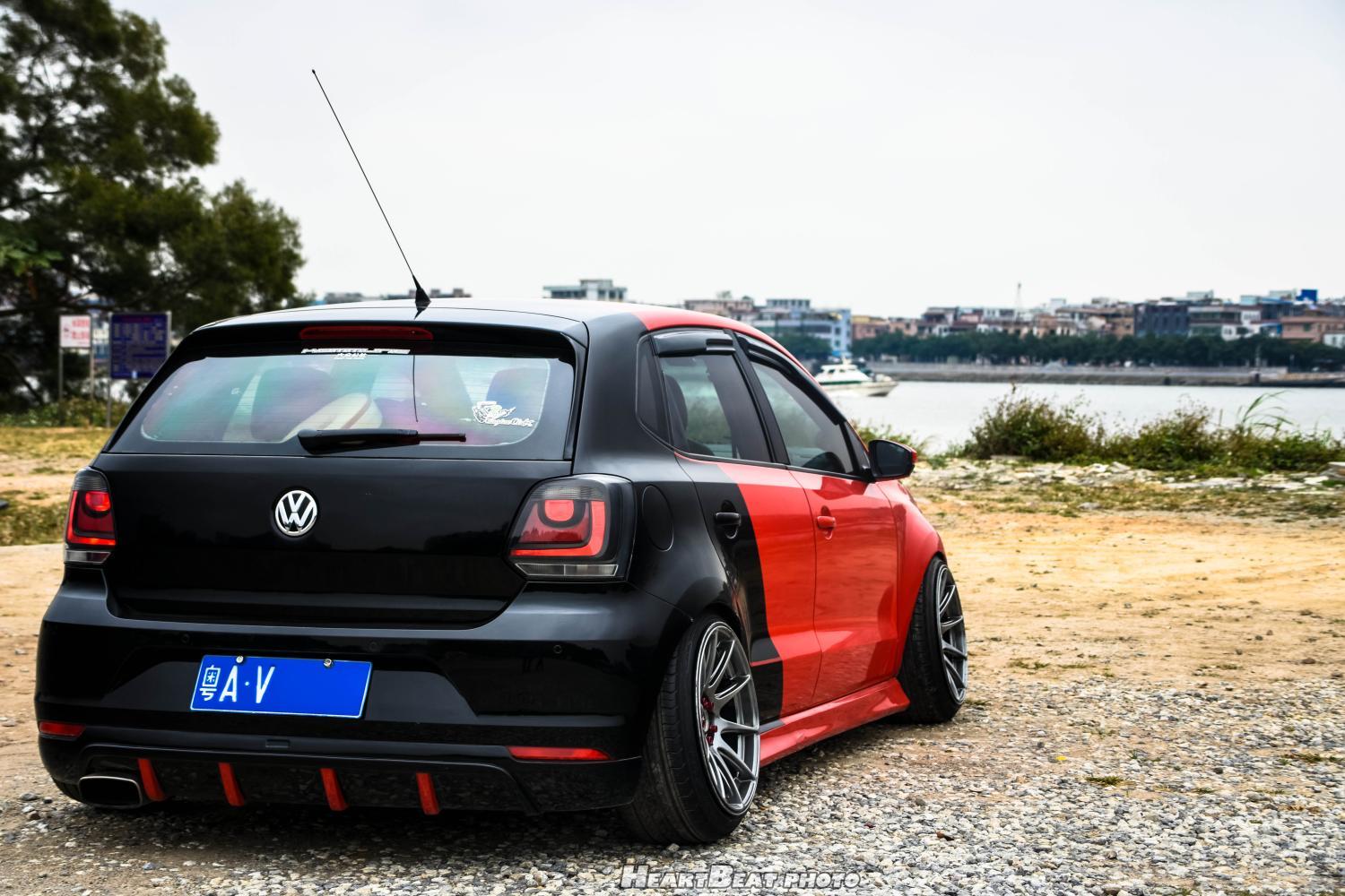 退而求其次选择了polo gti,如今这辆红黑配的小钢炮改