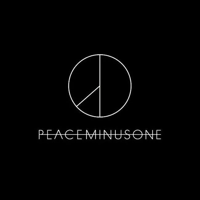 这个logo源自于象征和平的标志,减去"1"之后,就成了现在"peace minus