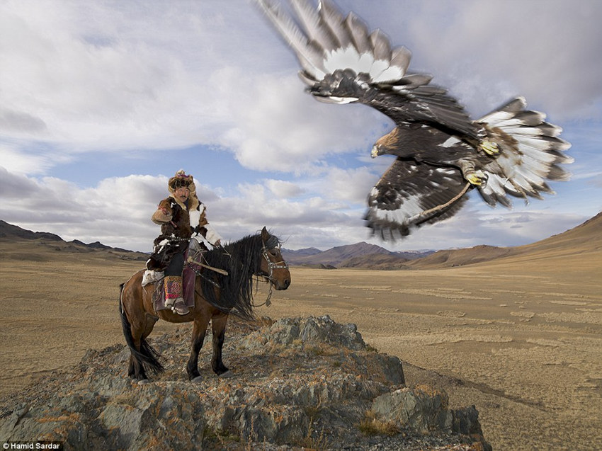 难得一见的蒙古游牧民族的迷人生活 人与野兽相伴相生