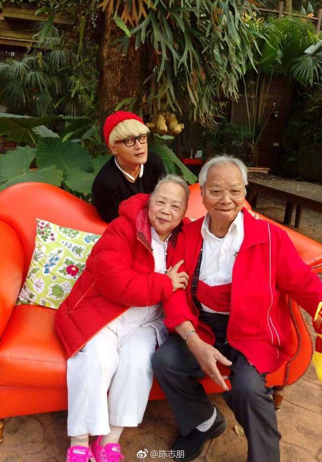 陈志朋带父母红装出镜山上休闲,一家三口搞怪拍照,好温暖