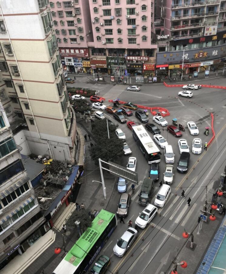 【今日遵义 上海路今日封闭施工 道路出现缓行