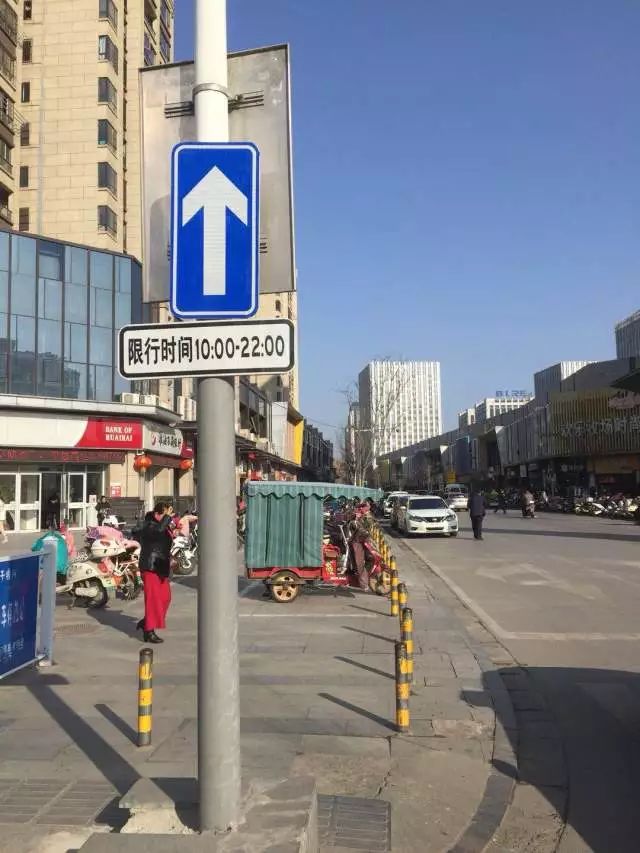 从云祥路西入口的位置 有着明显的 单行道通行标志