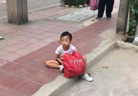 孩子不想上学?泰国辣妈带5岁儿子「捡垃圾」