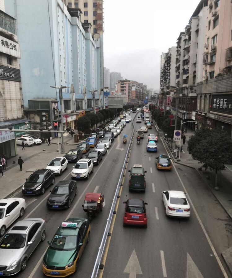 【今日遵义 上海路今日封闭施工 道路出现缓行