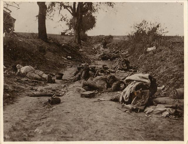真实的一战战场照片,尸横遍野.细心人发现很多阵亡士兵没有裤子