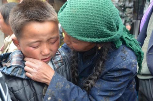百名玉树地震孤儿的“老妈”：给了他们一个家