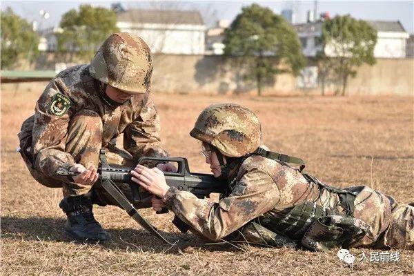 张树然在学习射击技巧.