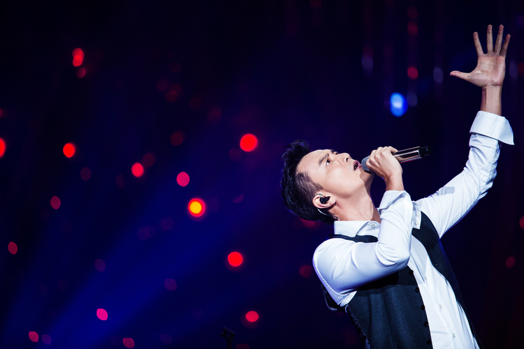 回顾李泉在《歌手》2018的竞演曲目,他先后献唱了《我要我们在一起》