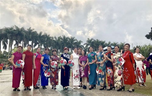 琼海市旗袍协会举行百人旗袍秀活动庆祝三八节
