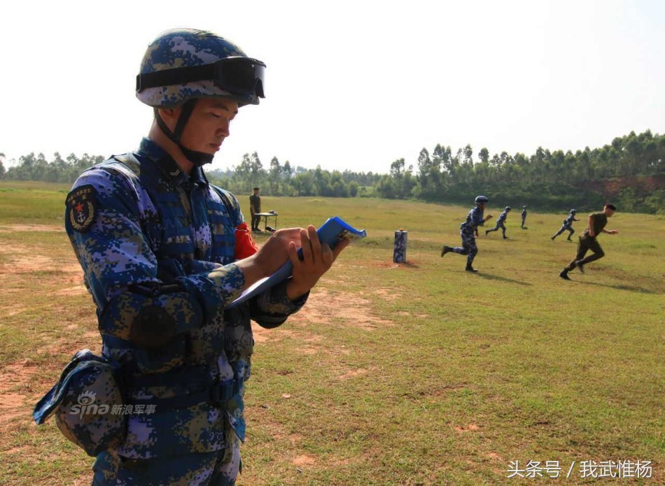 由于语言不通,双方陆战队员主要依靠手势,手语进行协同配合,并通过