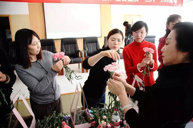 香炉礁街道举办庆"三八节" 女人似花—插花diy活动