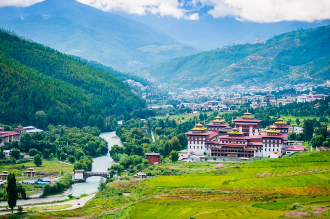 旅游 正文  不丹是一个全民信教的宗教国家,户户都供奉有神龛,随处