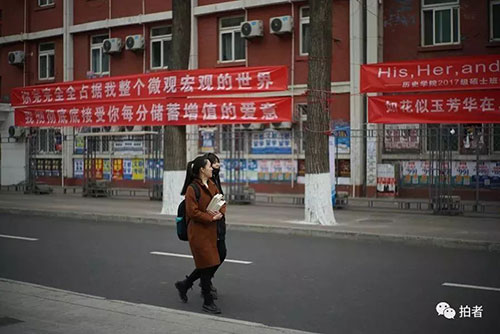 北京高校女生节横幅表白大战!今年的赢家是你的学校吗?