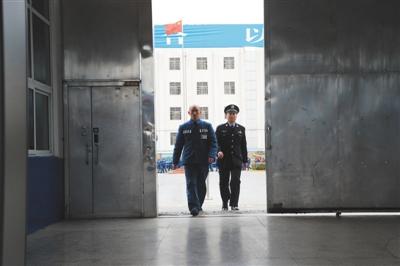 2月15日,河南新乡,河南省第二监狱服刑人员刘某被获批离监探亲,刘某在
