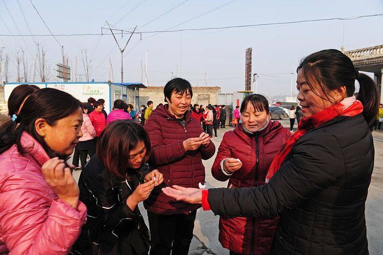 巩义市白河村举行三八妇女节文艺娱乐活动