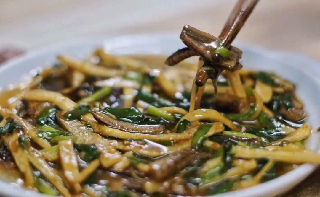 美食 正文  宁式鳝丝是宁波人流传已久的一道名菜,随着近几年的甬帮