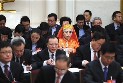 昨日,甘肃省代表团全体会议,全国人大代表董彩云穿着保安族民族服装