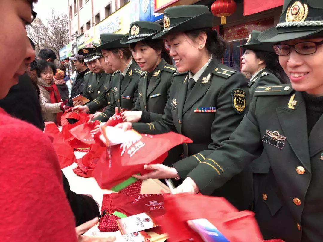 巾帼女兵送平安 ——丰台消防女干部3.