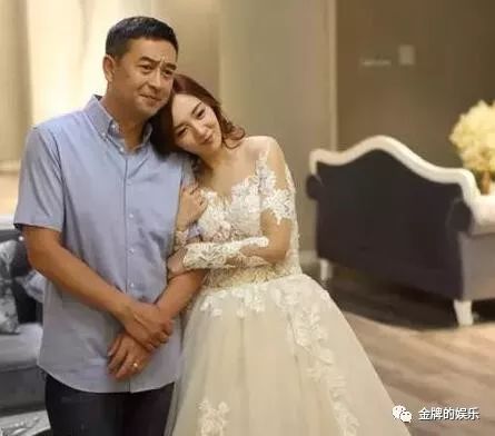 张嘉译与老婆喝交杯酒,满头白发真的是显老了