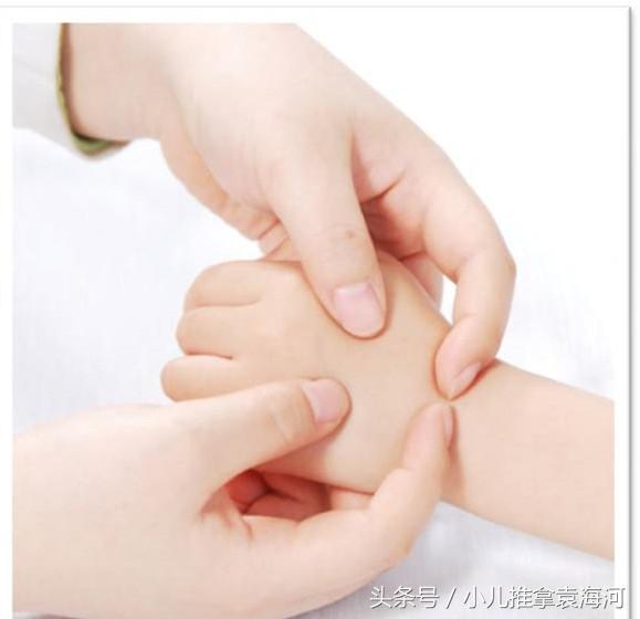医者以两手食中二指固定患儿之腕部,同时以拇指掐患儿之精宁,威灵二穴