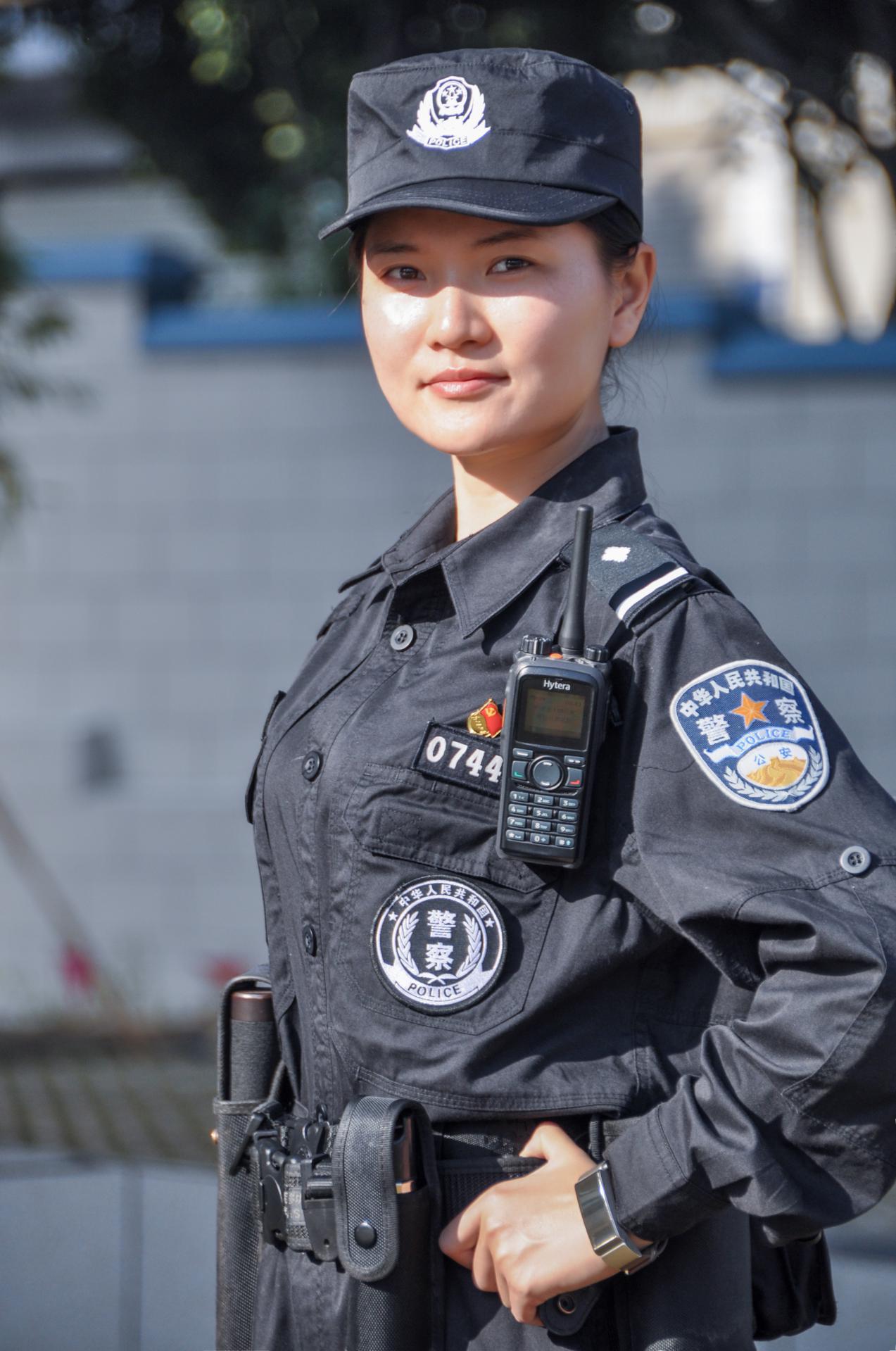 三八妇女节警中女记者