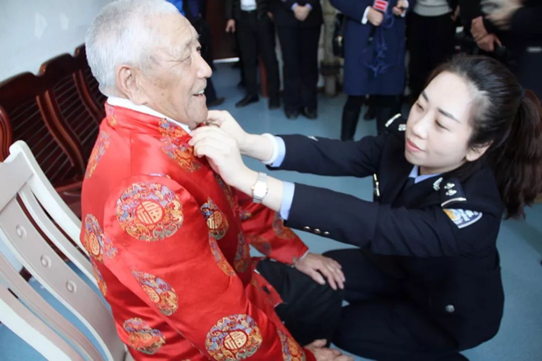 春风十里不如警花警嫂笑靥如花