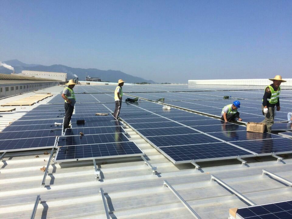 工人正在安装的太阳能光伏面板