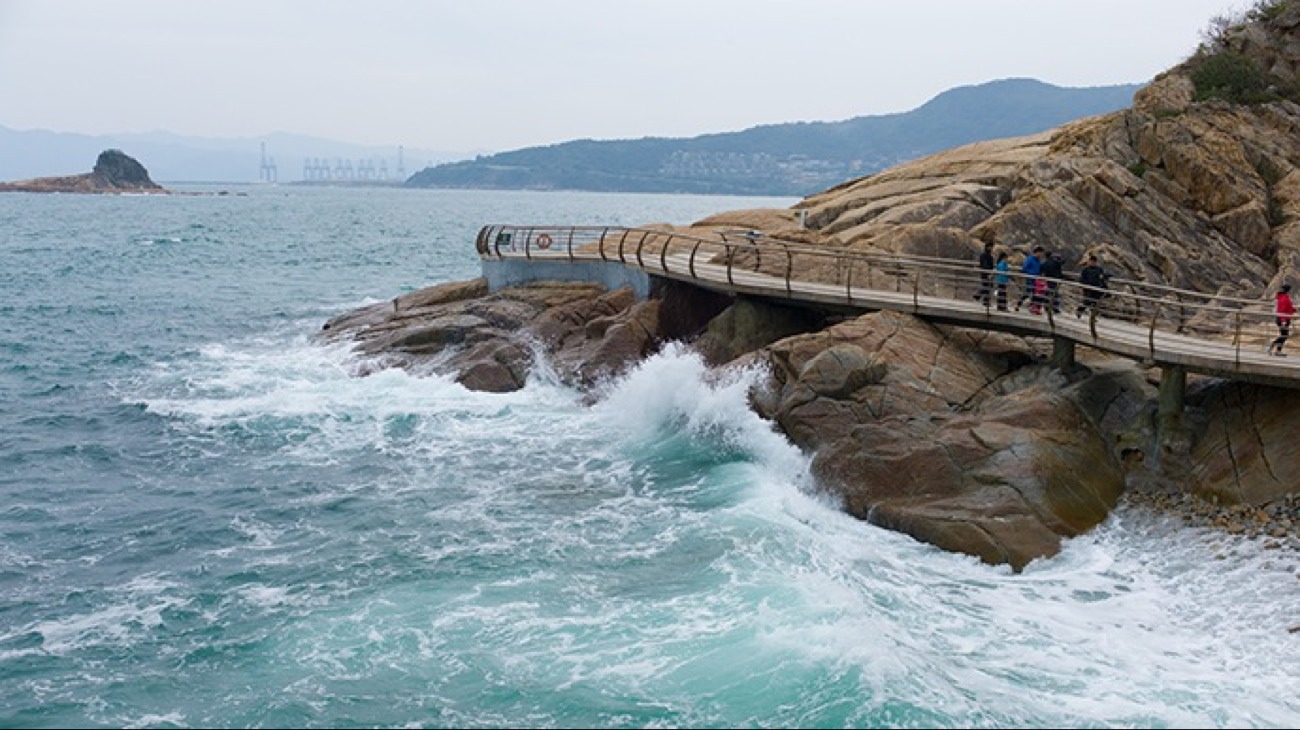 正文  亮点: 1,徒步最长海滨栈道,休闲行摄碧海蓝天 2,深圳黄金海岸线